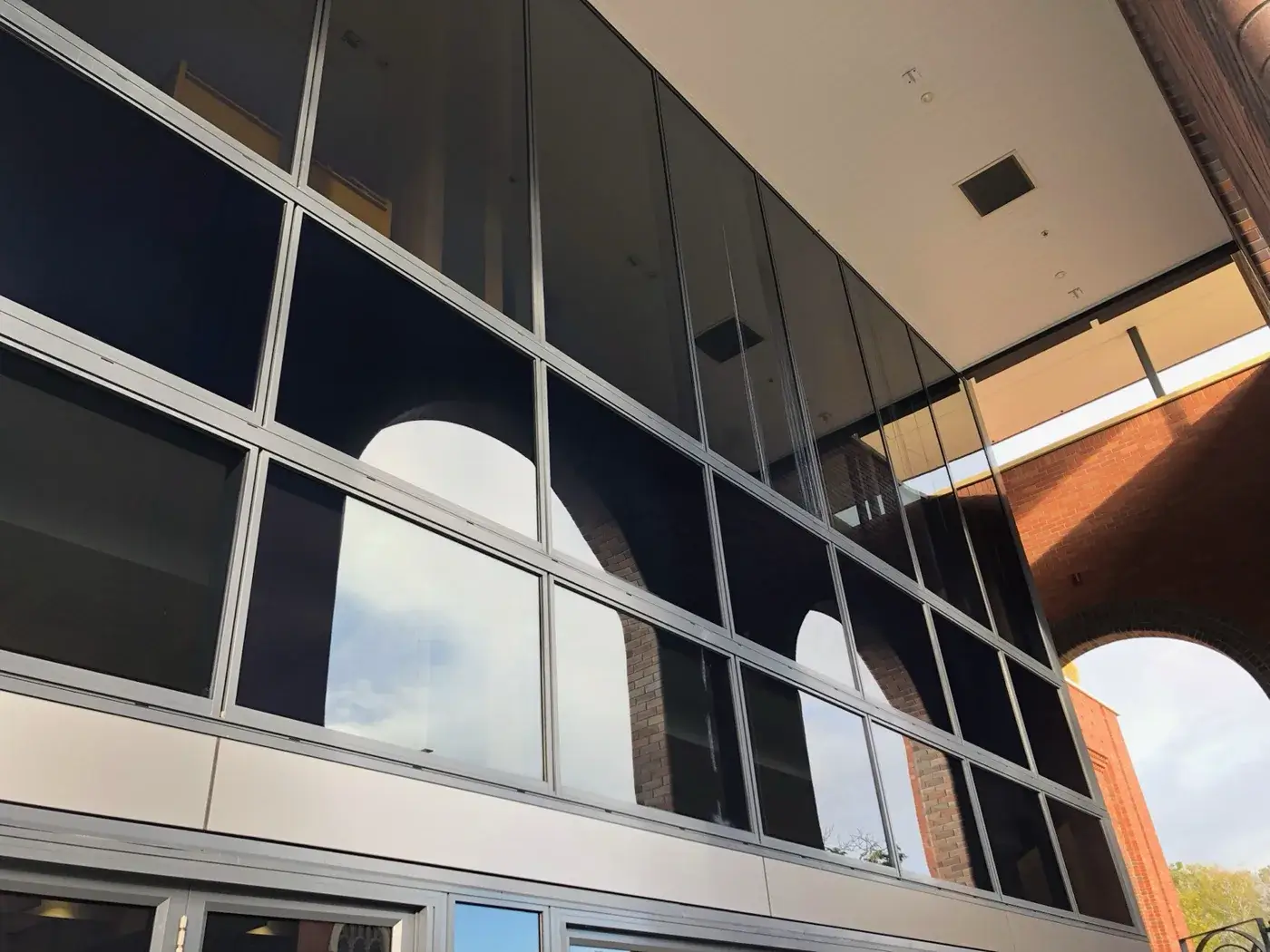 Commercial fa&ccedil;ade glass after professional restoration